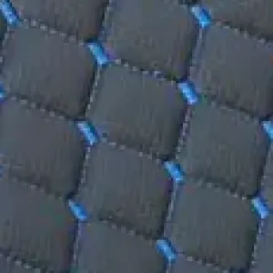 Czarny ścieg z niebieską nicią  